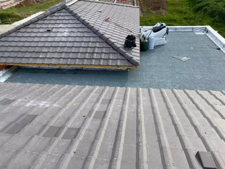 Tous travaux de toiture, de la pose à la rénovation.